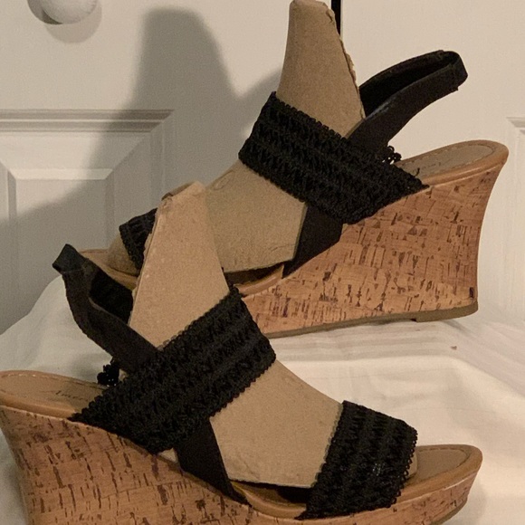 American Eagle beautiful black lace wedge sandals size 10 - Picture 2 of 3